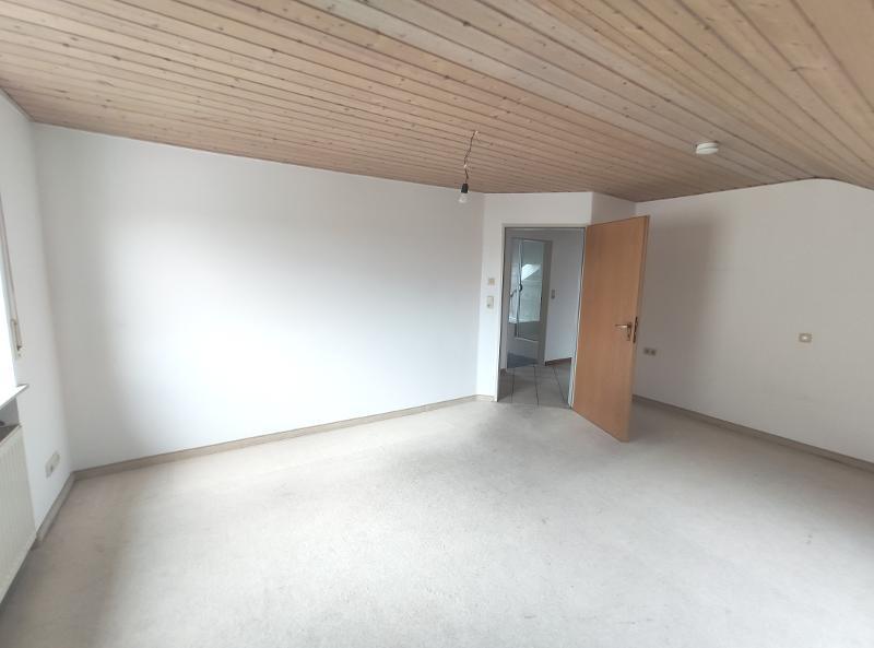 3 Zi. DG Wohnung mit Küche, Gartenmitbenutzung und Stellplatz - Etagenwohnung Weisendorf | Angebot:24351111