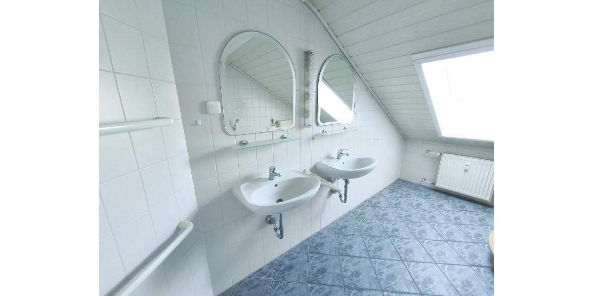 3 Zi. DG Wohnung mit Küche, Gartenmitbenutzung und Stellplatz - Etagenwohnung Weisendorf | Angebot:27651233