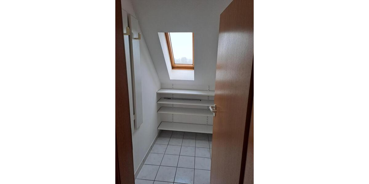 Dachgeschoßwohnung Adelsdorf - 3 Zimmer, 77 m&sup2;, 870&euro; | Angebot:23879643