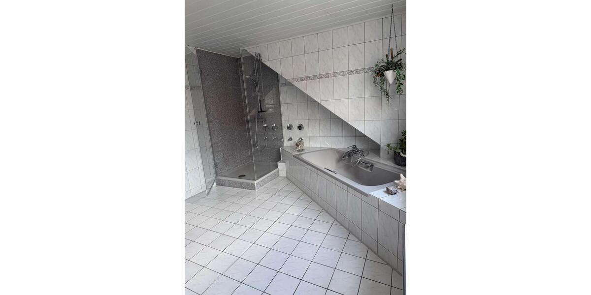 Etagenwohnung Erlangen Alterlangen - 3 Zimmer, 117 m&sup2;, 1.500&euro; | Angebot:25882988